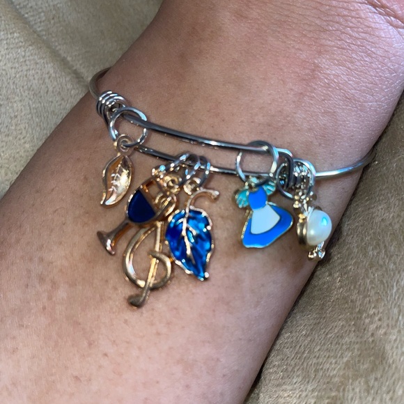 Cinder - Picture 4 of 4